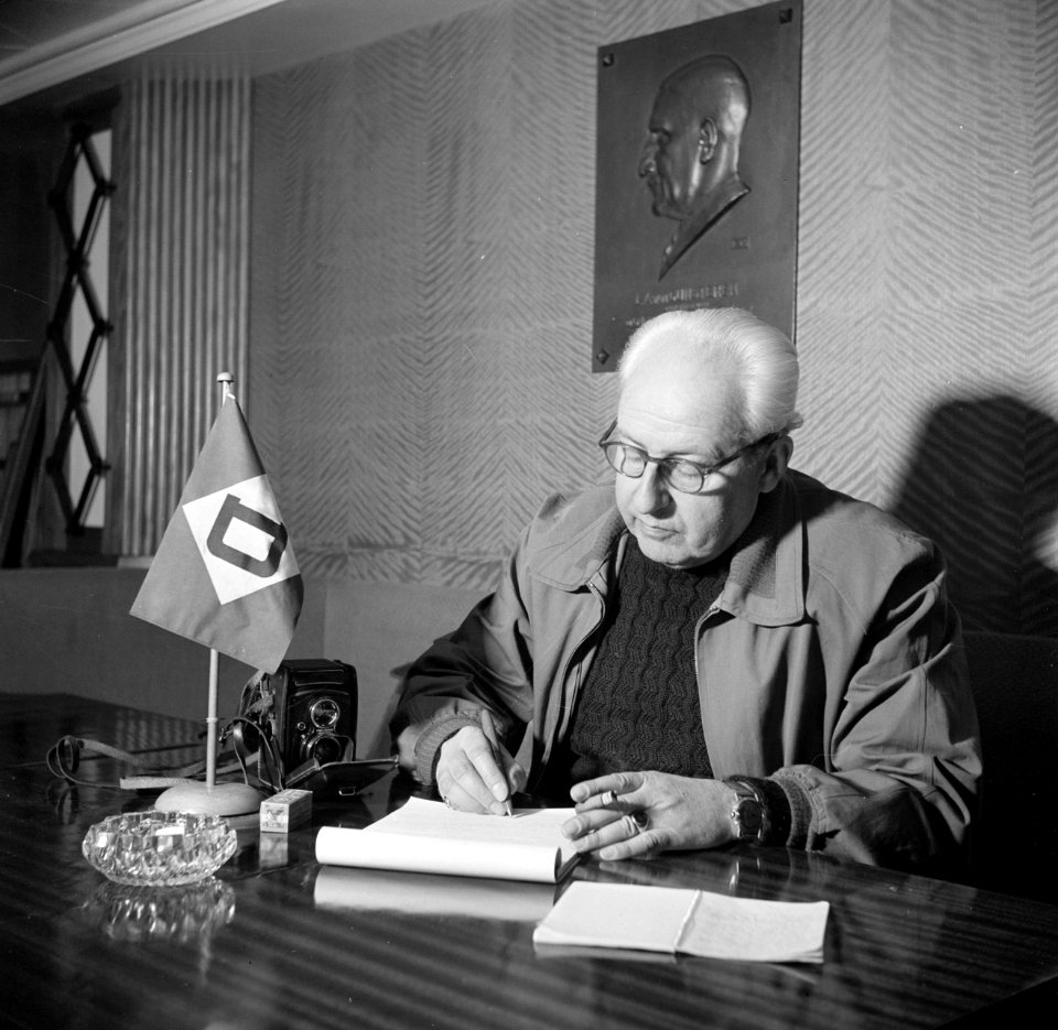 Willem van de Poll schrijvend aan boord van de Damco 9, Bestanddeelnr 254-1772