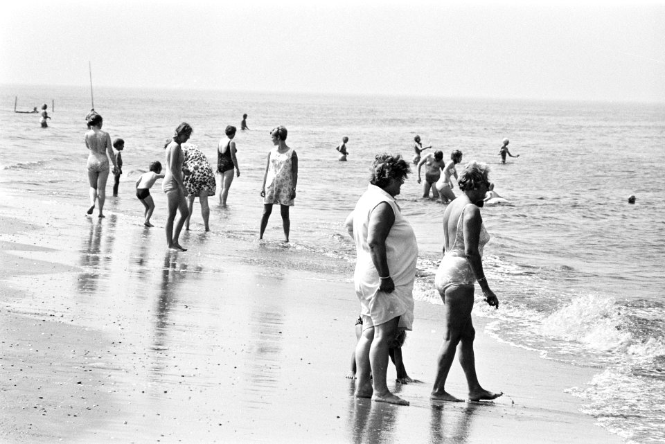 Warm weer strand Zandvoort dames op strandterras zonnen, Bestanddeelnr 923-5833