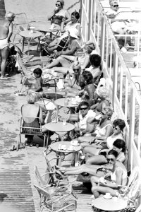 Warm weer strand Zandvoort dames op strandterras zonnen, Bestanddeelnr 923-5832