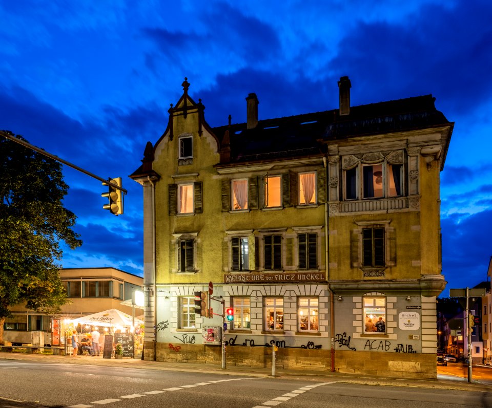 Wilhelmstraße 17 in Tübingen mit Unckel im Erdgeschoss zur blauen Stunde