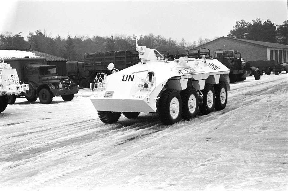 Wit gespoten DAF YP408 pantserwagen van de Koninklijke Landamcht i.v.m. uitzendi, Bestanddeelnr 930-0964