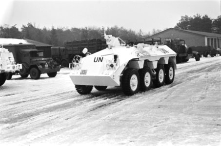 Wit gespoten DAF YP408 pantserwagen van de Koninklijke Landamcht i.v.m. uitzendi, Bestanddeelnr 930-0964