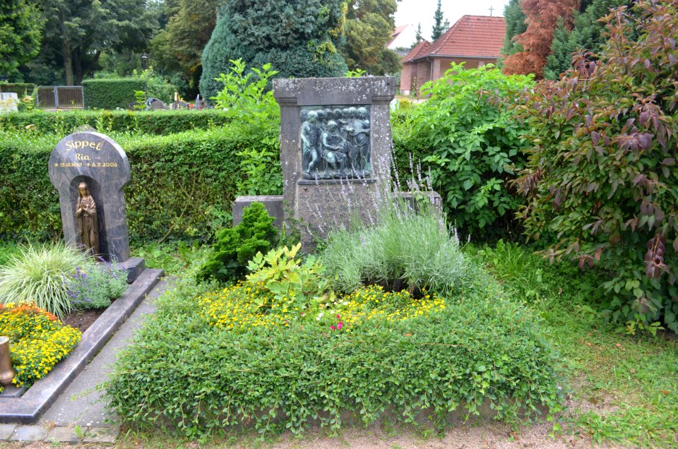 Wallau, Friedhof, Grab Rübsamen (1)