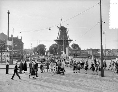 Wandelsport. Tijdens de eerste avond van de avondvierdaagse passeren de wandelaa, Bestanddeelnr 907-8096