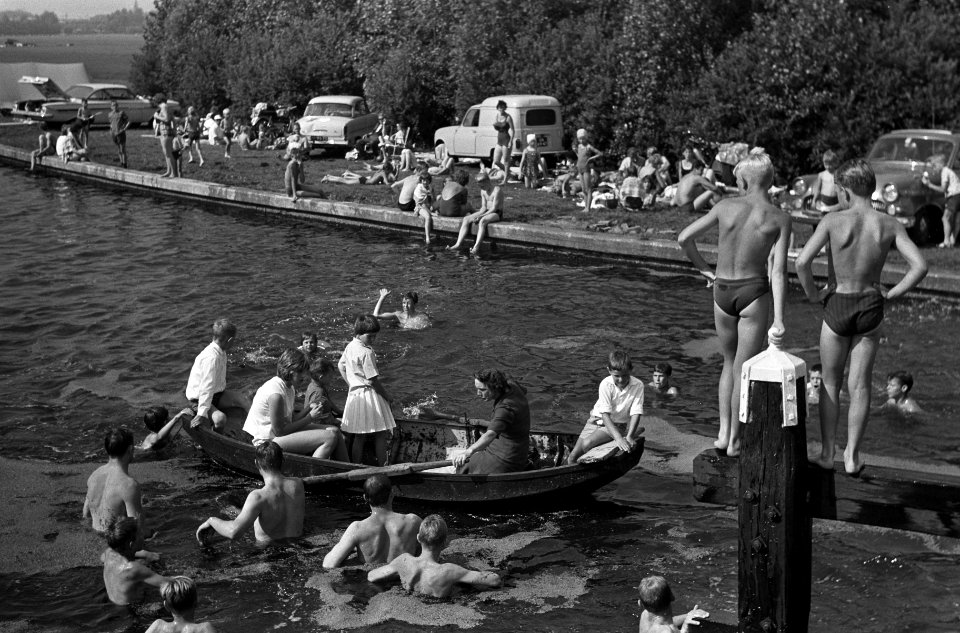 Warm weer mensen zoeken verkoeling op het water, Bestanddeelnr 916-6833