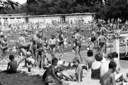 Warme zondag op Zandvoort Drukte in Bad Crailo, Bestanddeelnr 912-6857