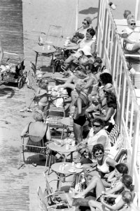 Warm weer strand Zandvoort dames op strandterras zonnen, Bestanddeelnr 923-5831