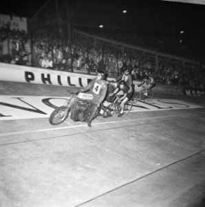 WK Wielrennen op de baan finale prof stayers. Leo Proost in aktie daarachter J. , Bestanddeelnr 920-6492