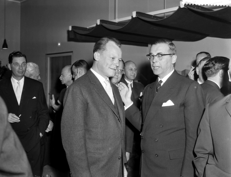 Willy Brandt gast van het Amsterdamse gemeentebestuur tijdens een diner in het A, Bestanddeelnr 910-2938