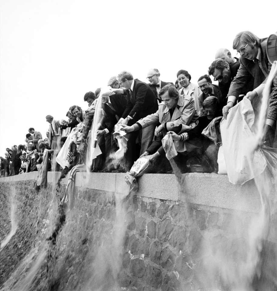 VVV-directeuren brengen zak zand naar jubilerende VVV in Scheveningen VVV-direc, Bestanddeelnr 927-1891