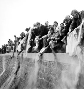 VVV-directeuren brengen zak zand naar jubilerende VVV in Scheveningen VVV-direc, Bestanddeelnr 927-1891