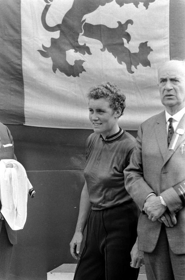 WK Wielrennen te Heerlen. Beryl Burton krijgt regenboogtrui aan, Bestanddeelnr 920-6692
