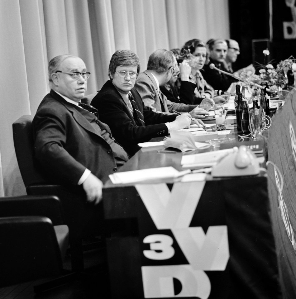 VVD-congres in Utrecht Van Riel aan het woord, nr 10 Van Riel (l) en Wiegel (r, Bestanddeelnr 927-0811