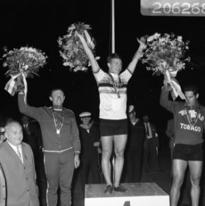 WK Wielrennen te Amsterdam. Wereldkampioen op 1km tijdrit de Deen Friedborg (mid, Bestanddeelnr 920-6268
