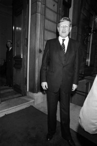 VVD-fractievoorzitter Wiegel bij Paleis Lange Voorhout, Bestanddeelnr 931-7446