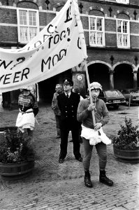 VVDM demonstranten met megafoon en spandoeken op het Binnenhof, Bestanddeelnr 930-5288