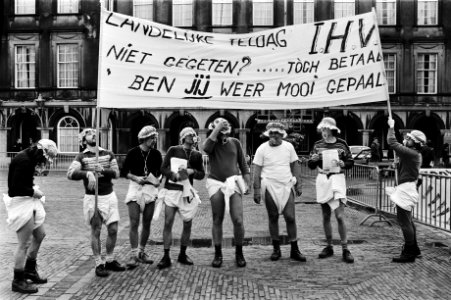 VVDM demonstranten met megafoon en spandoek op het Binnenhof op het spandoek , Bestanddeelnr 930-5289