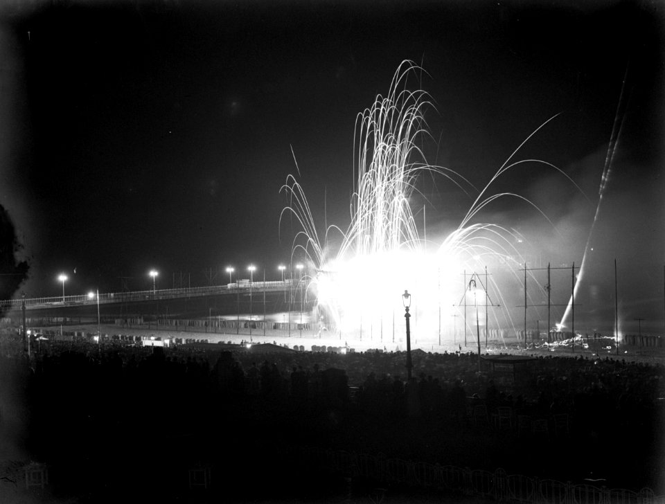 Vuurwerk op de boulevard in Scheveningen, Bestanddeelnr 189-0772