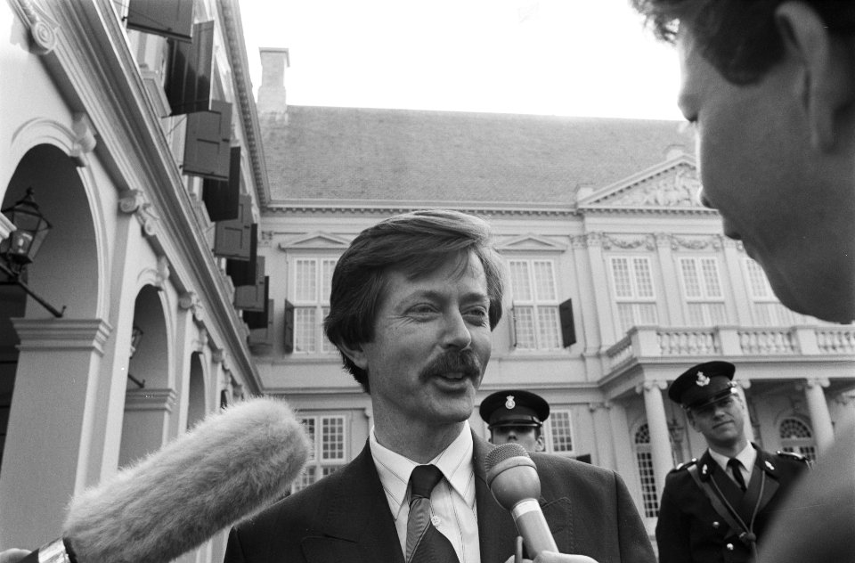 VVD-fractievoorzitter Joris Voorhoeve wordt geïnterviewd bij vertrek, Bestanddeelnr 934-4490