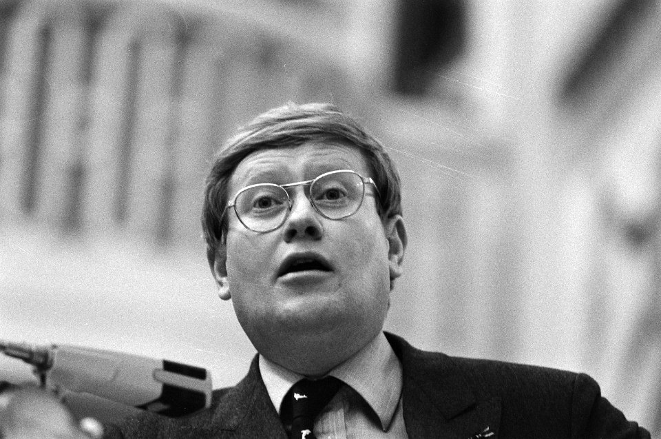 VVD-fraktieleider Wiegel tijdens zijn betoog, Bestanddeelnr 931-8073
