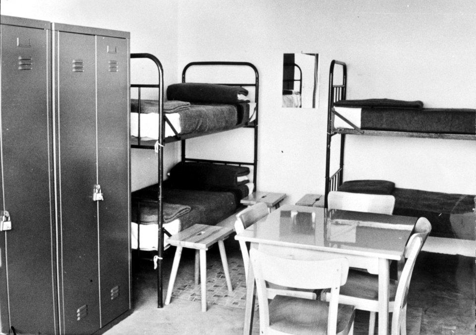 Winter Olympiade Innsbruck Het interieur van een kamer Olympisch Dorp, Bestanddeelnr 915-7667