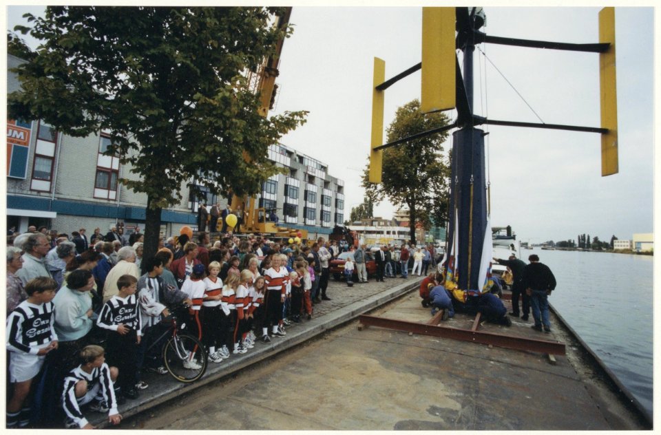 Windmolen van winkelcentrum Spaarneboog voor sportvereniging Onze Gezellen