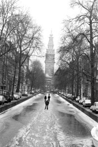 Winter in Amsterdam schaatsen op grachten (met torens), Bestanddeelnr 928-4029
