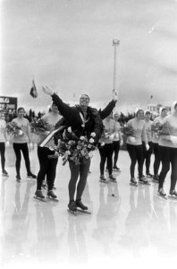 WK schaatsen te Deventer dames, Stien Kaiser met krans maakte ereronde, Bestanddeelnr 920-0898