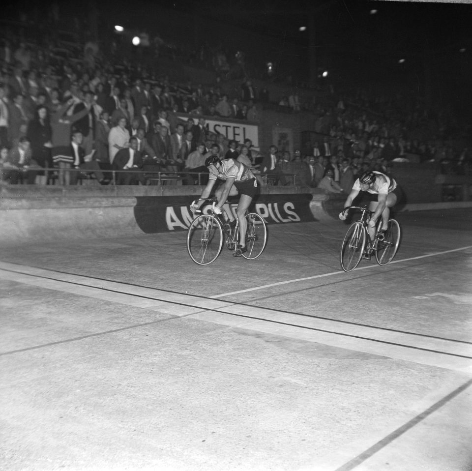WK Wielrennen, Finale sprint amateurs. Morelon (1e) en Trentin in aktie, Bestanddeelnr 920-6352