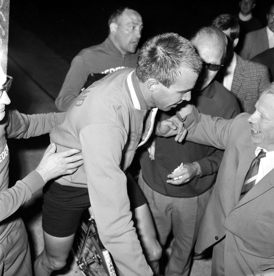 WK Wielrennen, finale achtervolging amateurs. Gert Bongers stapt van fiets, Bestanddeelnr 920-6358
