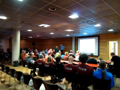 WikiCon 2014-Raum Apfel-Freitag-Koenraad mit WP HUMOR