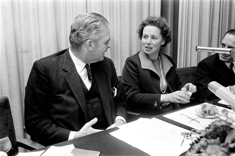 VVD-Partijraad bijeen te Utrecht Mr. Van Riel , fractievoorzitter Eerste Kamer ), Bestanddeelnr 923-0012