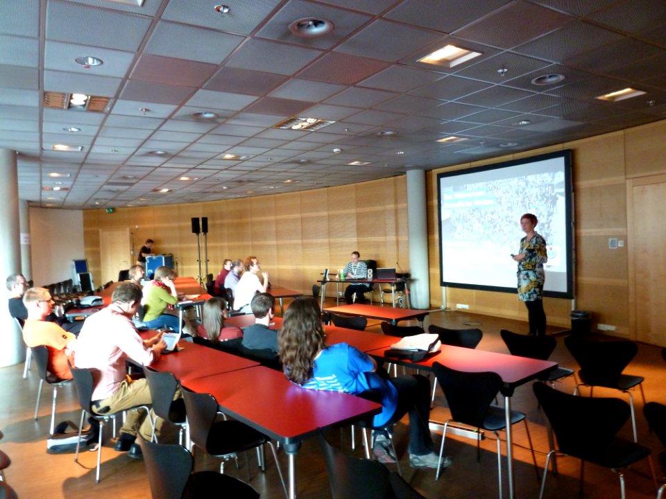 WikiCon 2014-Raum Apfel-Freitag-Das Wiki­ver­sum. Unendliche Weiten (2)