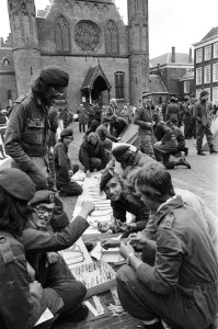 VVDM-ers demonstreren op Binnenhof, Bestanddeelnr 928-6227