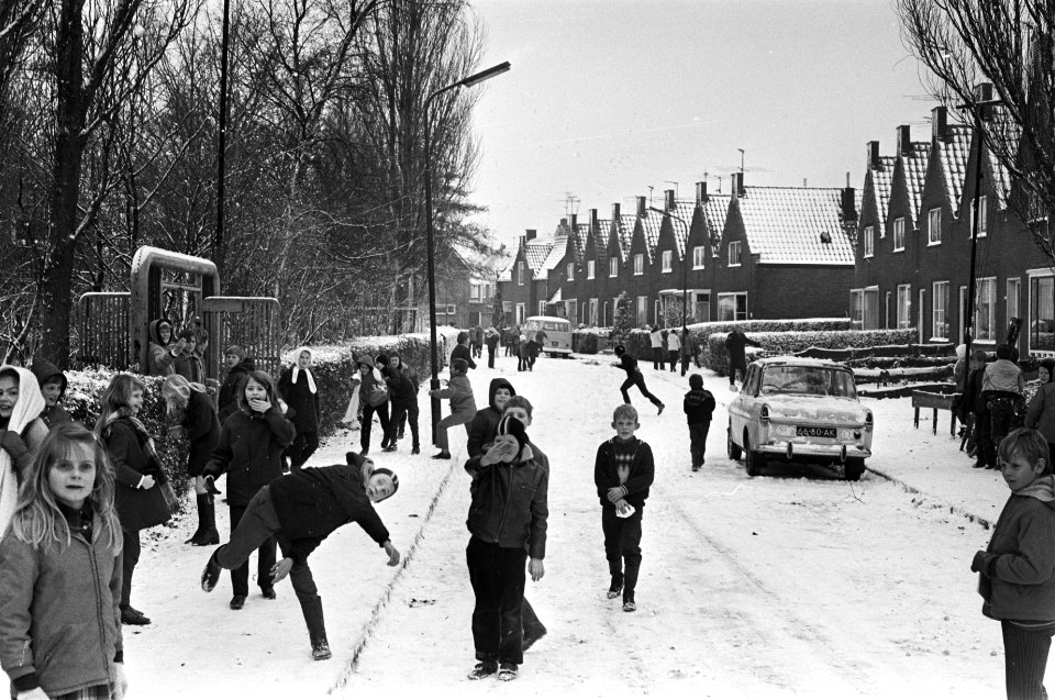 Winters, sneeuw, kinderen, Bestanddeelnr 923-1325