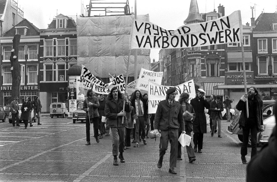 VVDM-leiders bij Ministerie van Defensie , demonstranten onderweg, Bestanddeelnr 927-1003