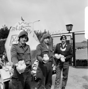 VVDM voert paasaktie bij kazernes, militairen met paaseieren, Bestanddeelnr 926-3652