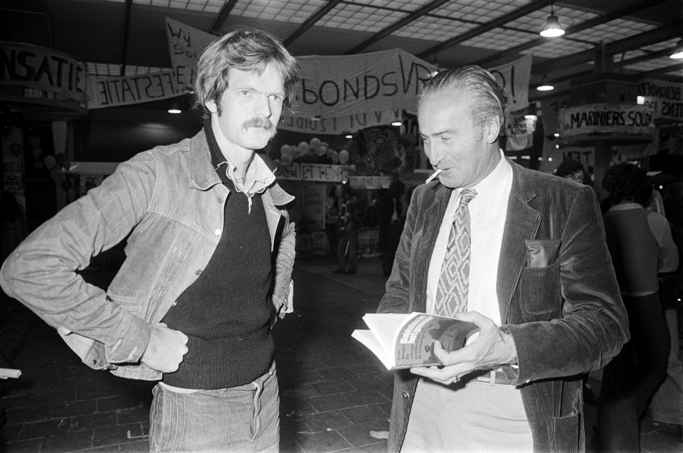 VVDM viert tien-jarig jubileum in Utrecht,Minister Vredeling krijgt boek van Fon, Bestanddeelnr 928-7760