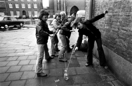 Vuurwerkverkoop weer gestart in Amsterdam jongetjes steken vuurwerk af, Bestanddeelnr 927-6630