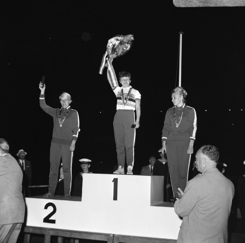WK Wielrennen, sprint finale dames. Nummers 1.2 en 3 dames sprint op podium, Bestanddeelnr 920-6399