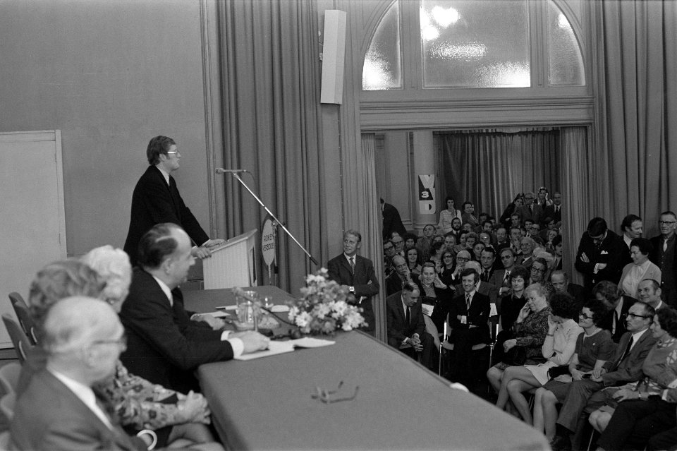 VVD-lijsttrekker Hans Wiegel spreekt in Concertgebouw te Haarlem, Bestanddeelnr 926-0078