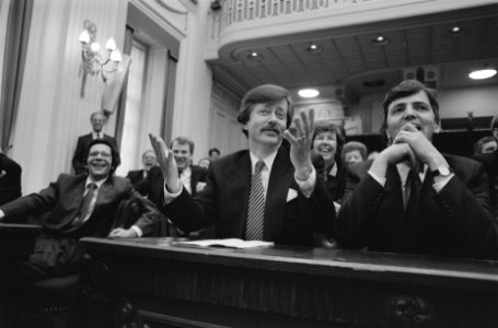 VVD-fractievoorzitter Joris Voorhoeve vrolijk voor aanvang, rechts L. Hermans, Bestanddeelnr 934-4472