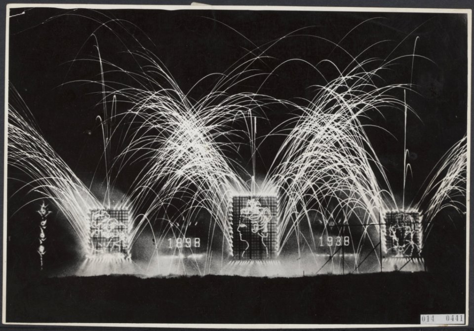 Vuurwerk wat wordt afgestoken t.g.v. de viering van de verjaardag van koningin W, Bestanddeelnr 014-0441