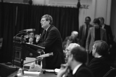 VVD-fraktieleider Wiegel tijdens zijn betoog, Bestanddeelnr 931-8075