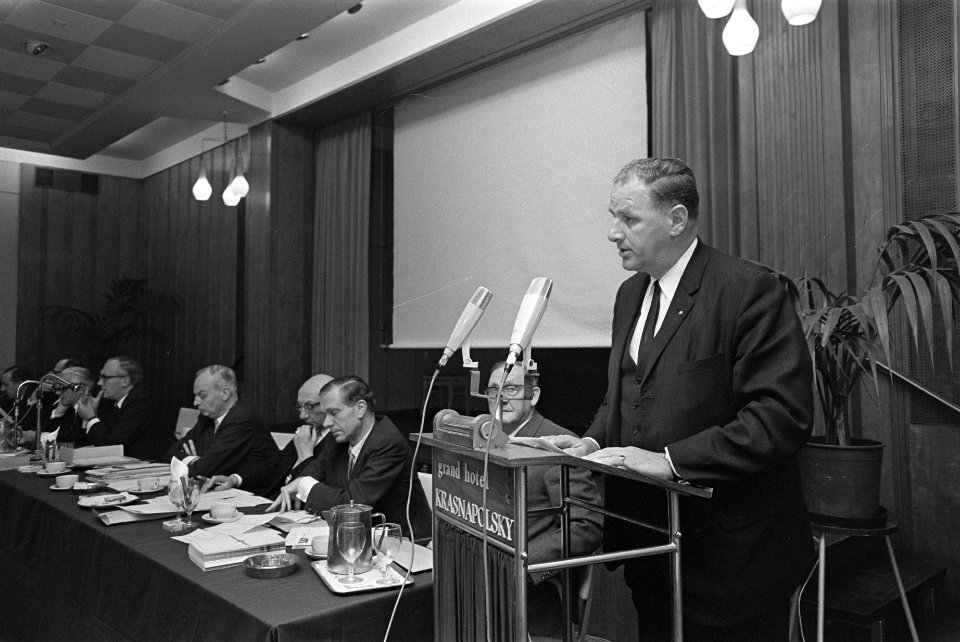 VVV-vergadering in Krasnapolsky, de heer Strijkers, directeur VVV Amsterdam, Bestanddeelnr 919-8553