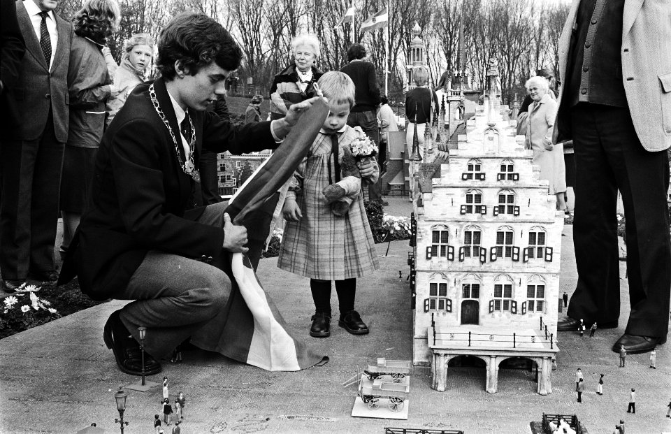 VVV-Gouda schenkt Madurodam brikjes. Burgemeester Smulders en driejarige Mereltj, Bestanddeelnr 932-1155