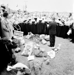 VVV-directeuren brengen zak zand naar jubilerende VVV in Scheveningen tobben za, Bestanddeelnr 927-1889