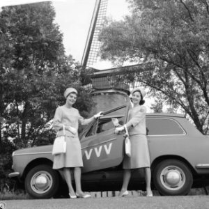 VVV-meisjes in nieuw uniform, Bestanddeelnr 912-9185
