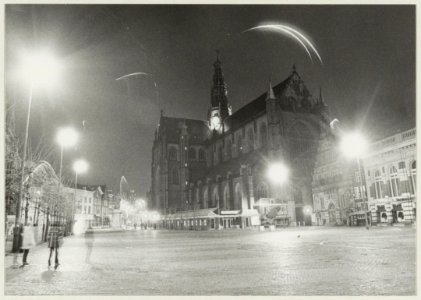 Vuurwerk op de Grote Markt ziende naar de Grote Kerk. NL-HlmNHA 54010361