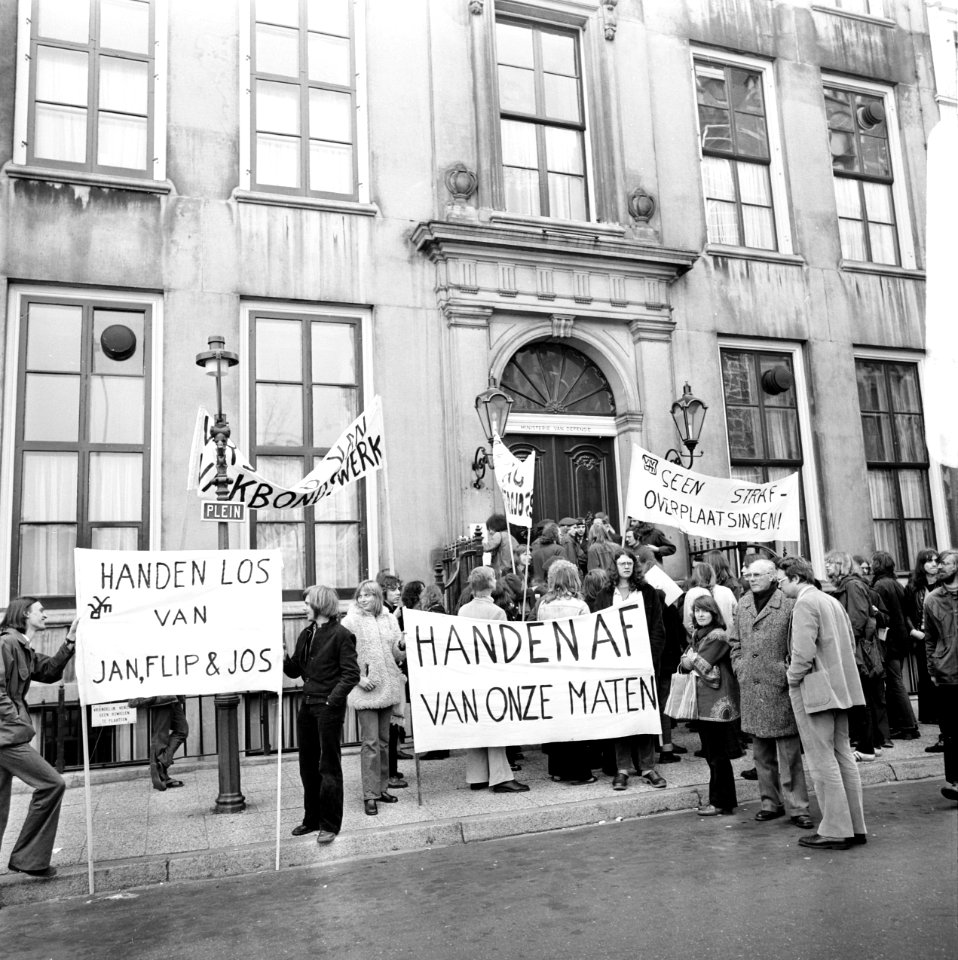 VVDM-leiders bij Ministerie van Defensie , demonstranten voor ministerie, Bestanddeelnr 927-1002